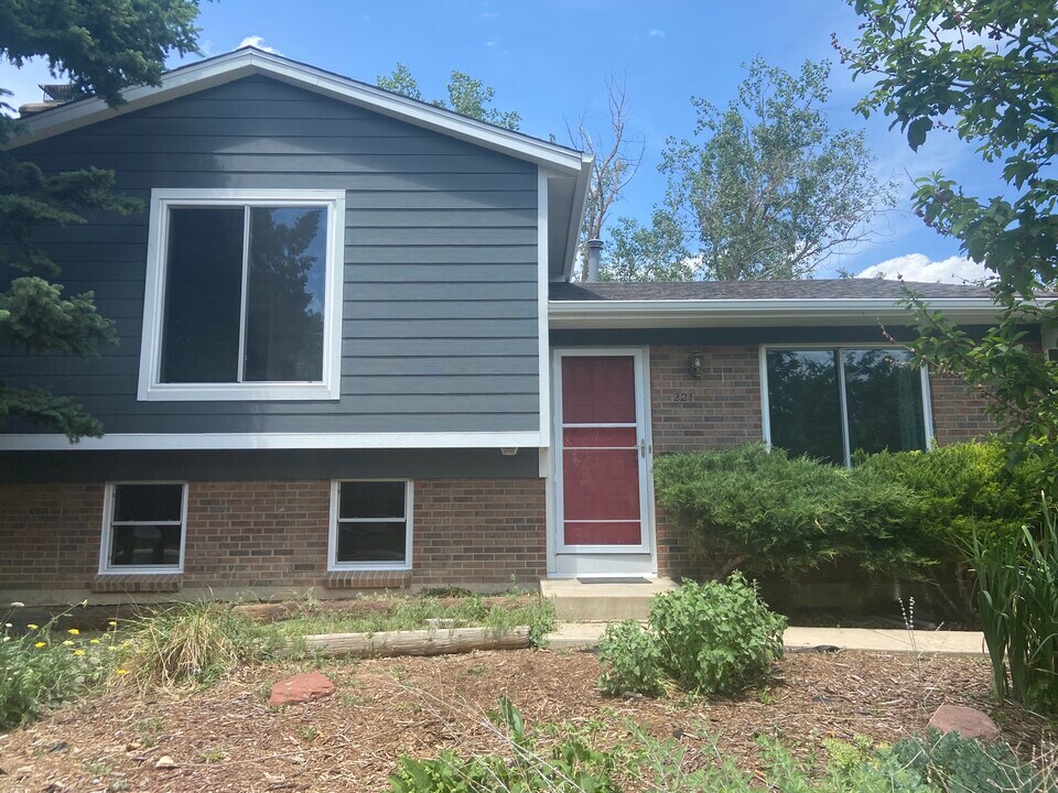 221 Summit Cir in Lafayette, CO - Building Photo