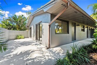 2563 NE Palm Ave in Jensen Beach, FL - Building Photo - Building Photo
