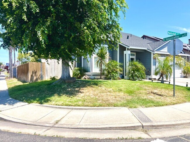 2093 Nantuckett Cir in Manteca, CA - Foto de edificio - Building Photo