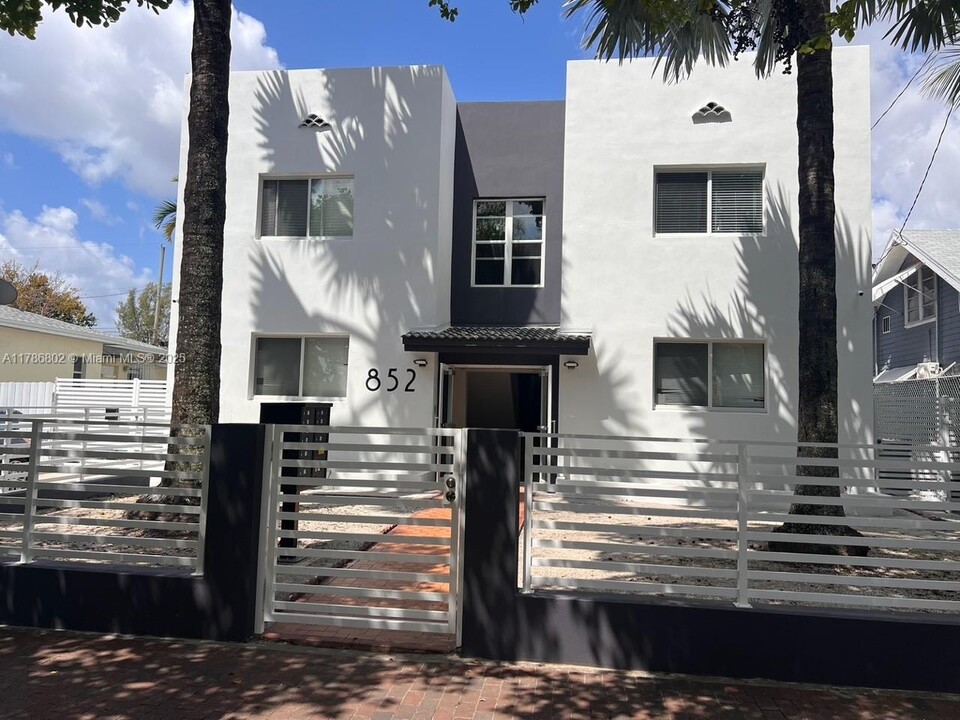 852 SW 13th Ave in Miami, FL - Foto de edificio