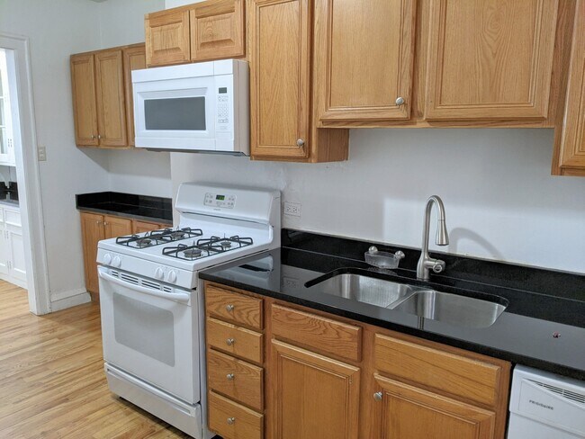 915 Elmwood Ave, Unit 13-A3 in Evanston, IL - Building Photo - Building Photo