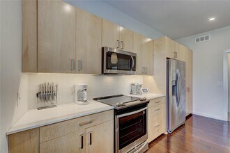 627 Couch Dr-Unit -N10 in Oklahoma City, OK - Foto de edificio - Building Photo