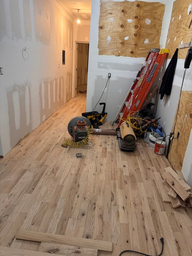 686 Woodward Ave, Unit 1floor right