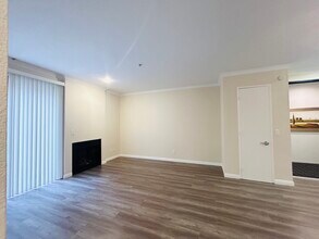 625 S Berendo St, Unit 213 in Los Angeles, CA - Foto de edificio - Building Photo