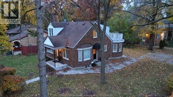 909 Monmouth Rd in Windsor, ON - Building Photo