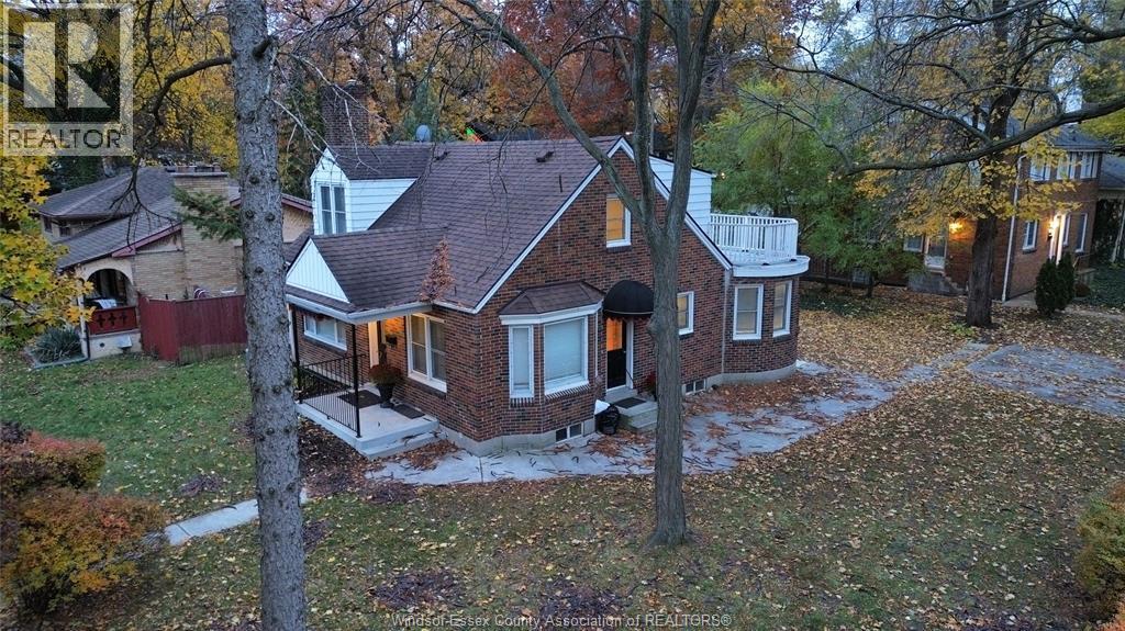 909 Monmouth Rd in Windsor, ON - Foto de edificio