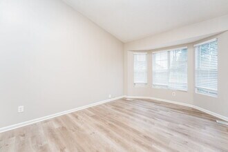 2032 Lown Farm Ln in Lithonia, GA - Foto de edificio - Building Photo