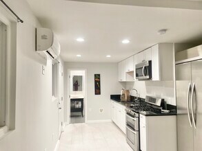 18251 Sugarman St in Tarzana, CA - Building Photo - Building Photo