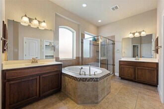 213 Southern Cross Dr in Austin, TX - Foto de edificio - Building Photo