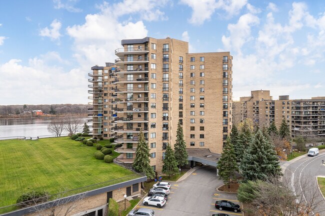 Le Versailles in Laval, QC - Building Photo - Building Photo