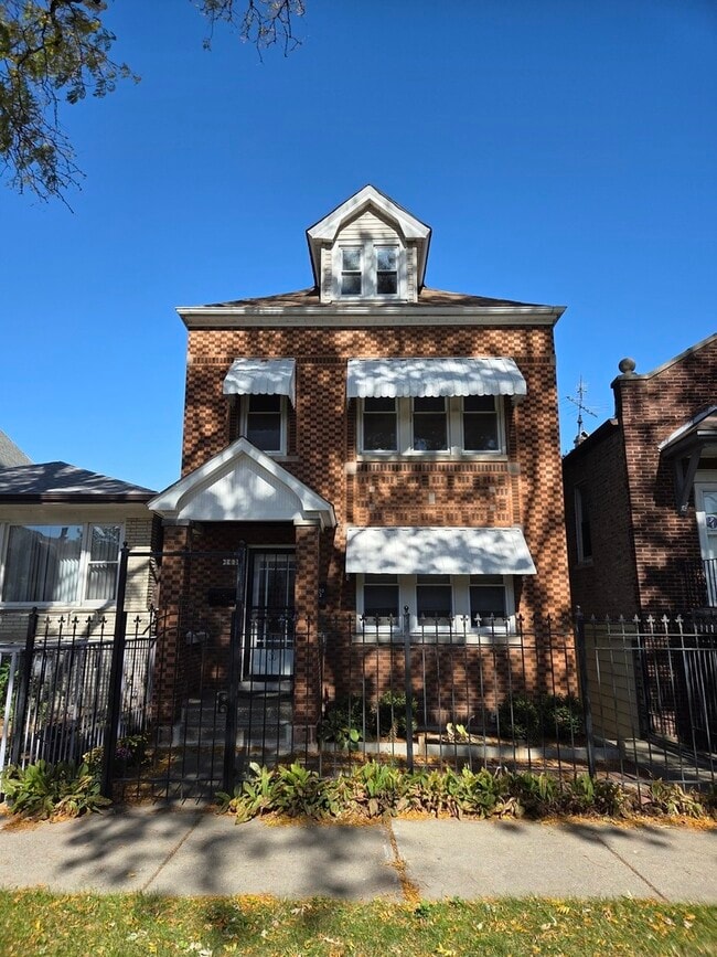 property at 1630 W 38th Pl