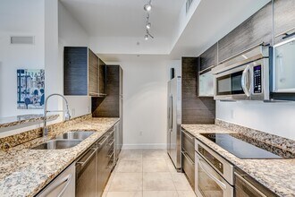 550 Okeechobee Blvd, Unit 406 in West Palm Beach, FL - Foto de edificio - Building Photo