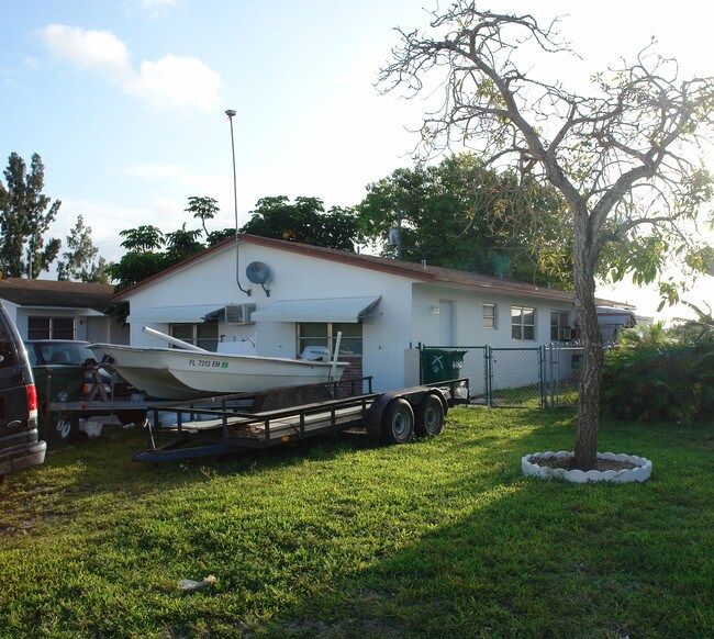 4040-4060 SW 58th Ter in Fort Lauderdale, FL - Foto de edificio - Building Photo