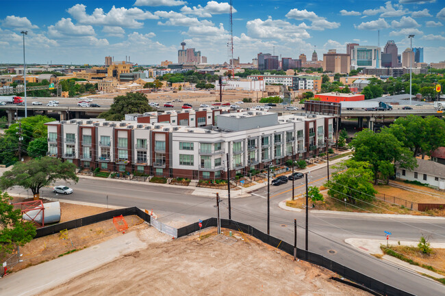 East Quincy Townhomes in San Antonio, TX - Foto de edificio - Building Photo