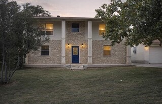 1502 Kohlers Trail in Lakeway, TX - Building Photo