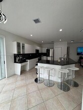 10873 NW 71st St in Doral, FL - Foto de edificio - Building Photo