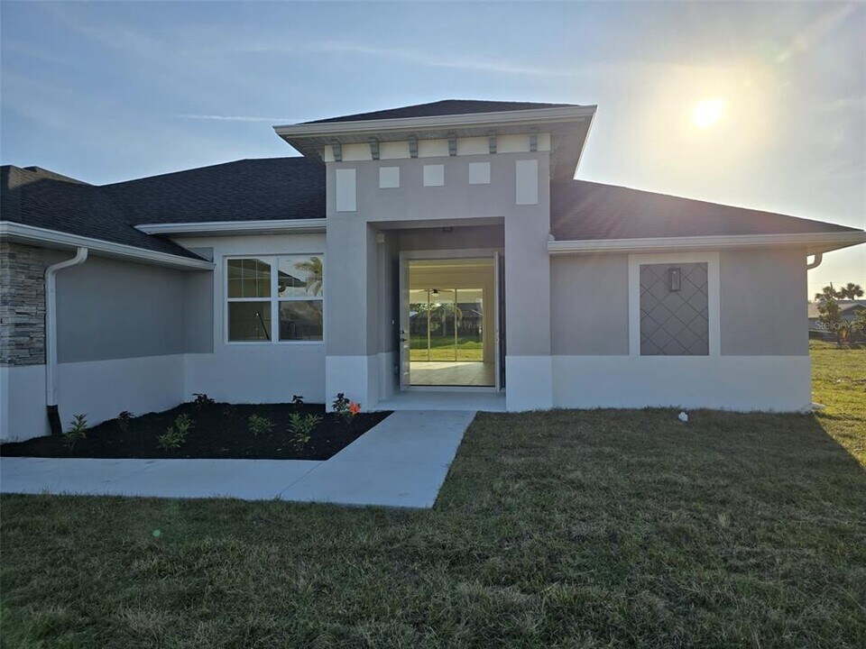 65 Fairway Rd in Rotonda West, FL - Building Photo