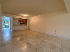 1721 Whitehall Dr, Unit 102 in Davie, FL - Building Photo - Building Photo