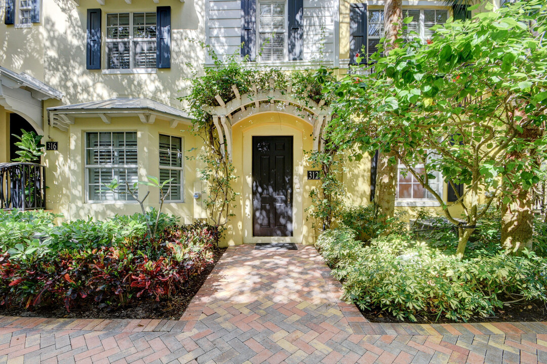 312 N Bromeliad in West Palm Beach, FL - Building Photo