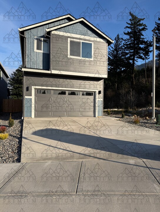 1020 Warco Dr in Cascade Locks, OR - Building Photo