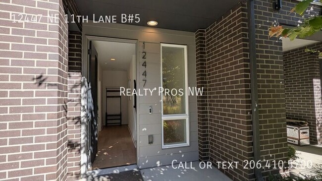 12447 NE 11th Ln in Bellevue, WA - Building Photo - Building Photo