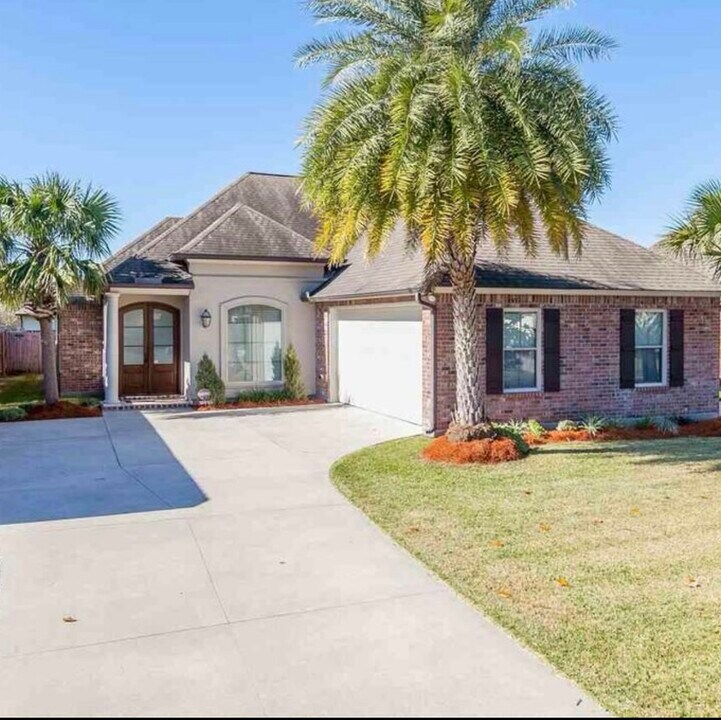 10415 Hill Pointe Ave in Baton Rouge, LA - Foto de edificio