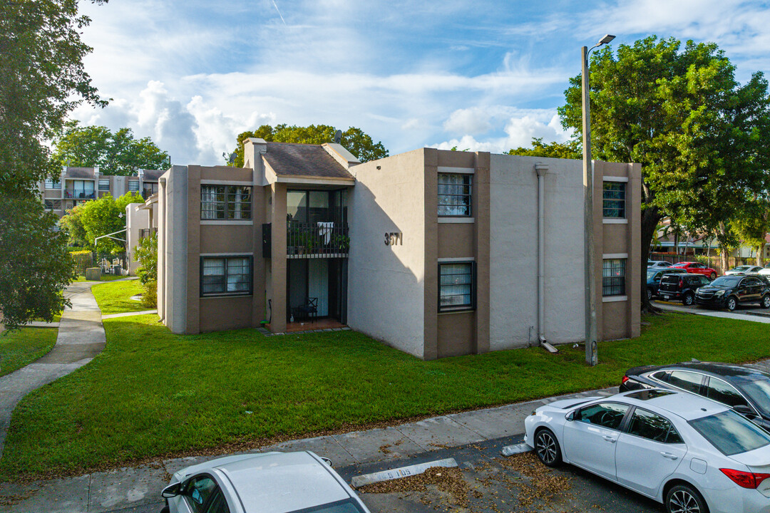 Westbird Village Condominiums in Miami, FL - Building Photo