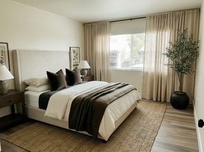 1016 Cabrillo Park Dr in Santa Ana, CA - Foto de edificio - Building Photo