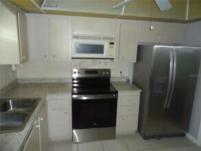 4550 Cove Cir in St. Petersburg, FL - Building Photo - Building Photo