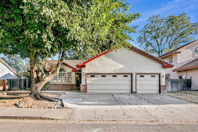 318 Village Cir in Winters, CA - Building Photo - Building Photo