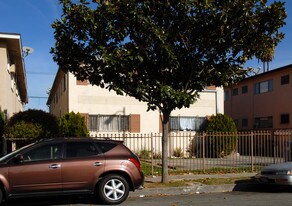 5747 La Mirada Ave in Los Angeles, CA - Building Photo
