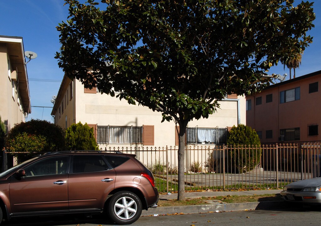 5747 La Mirada Ave in Los Angeles, CA - Building Photo