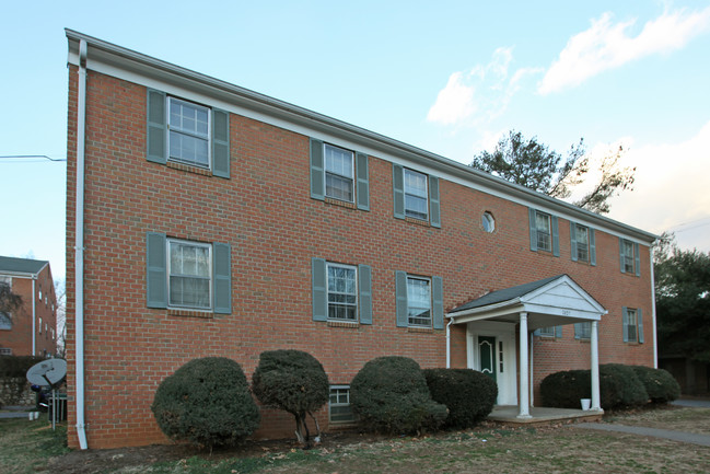 Camden Court Apartments in Roanoke, VA - Foto de edificio - Building Photo