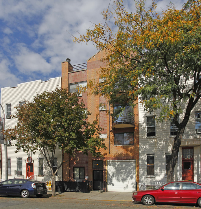 10-39 48th Ave in Long Island City, NY - Building Photo