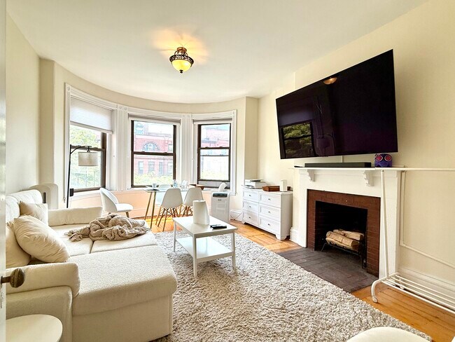 293 Newbury St, Unit 6