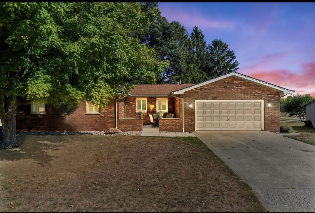 408 Weathering Dr in Mahomet, IL - Foto de edificio