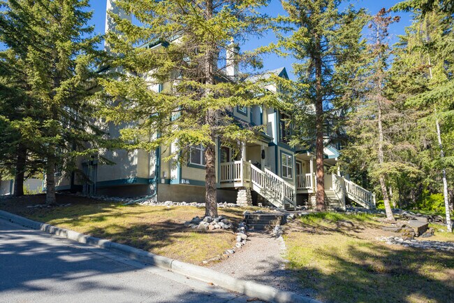 125 Cave Av in Banff, AB - Building Photo - Building Photo