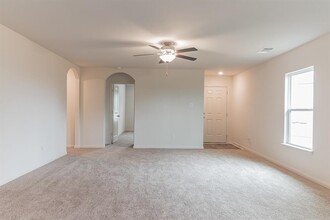 1052 Riverdale Cove in Jarrell, TX - Foto de edificio - Building Photo