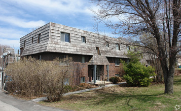 Saxton Apartments in Omaha, NE - Building Photo - Building Photo