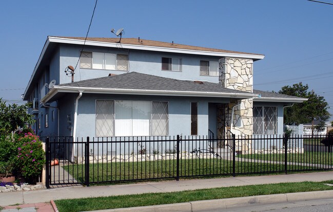 12207 York Ave in Hawthorne, CA - Foto de edificio - Building Photo