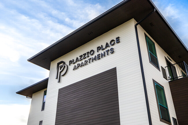 Plazzio Place Apartments in Wichita, KS - Foto de edificio - Building Photo