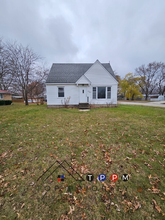 1613 Missouri Ave in Charles City, IA - Building Photo