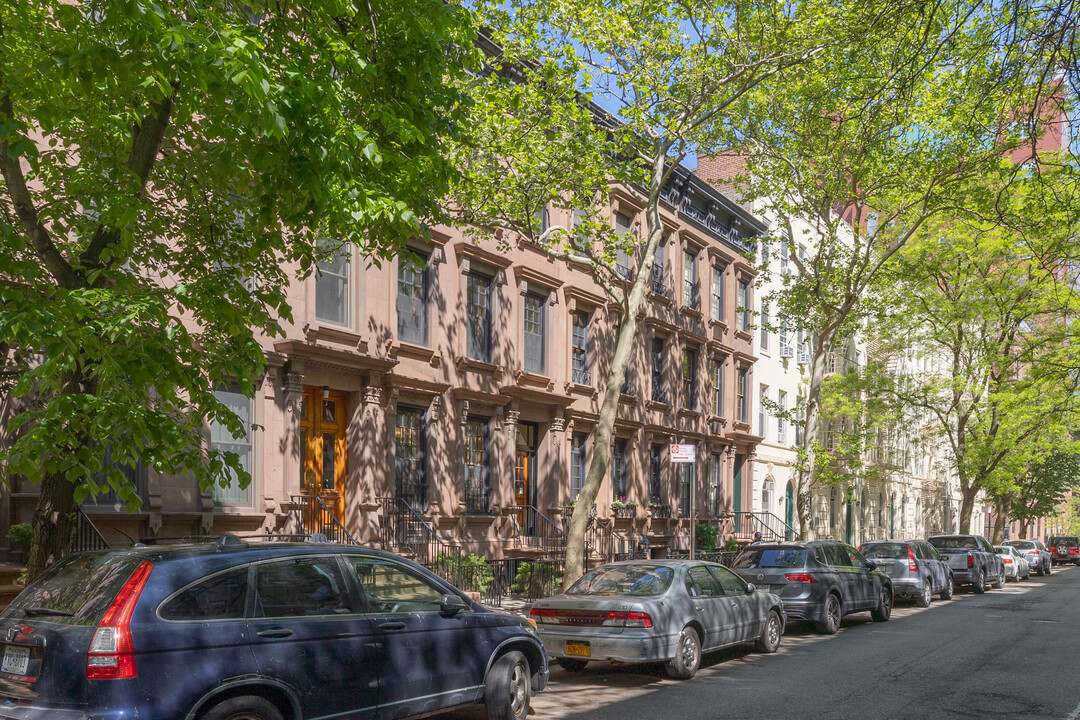 517 E 84th St in New York, NY - Building Photo