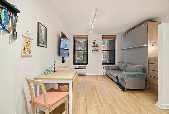 315 W 55th St in New York, NY - Building Photo