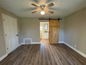 9006 Elm St in Hitchcock, TX - Building Photo - Building Photo