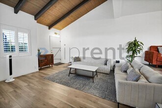 10444 Canoga Ave in Los Angeles, CA - Foto de edificio - Building Photo