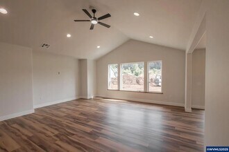 4549 Kalmia St in Sweet Home, OR - Building Photo - Building Photo