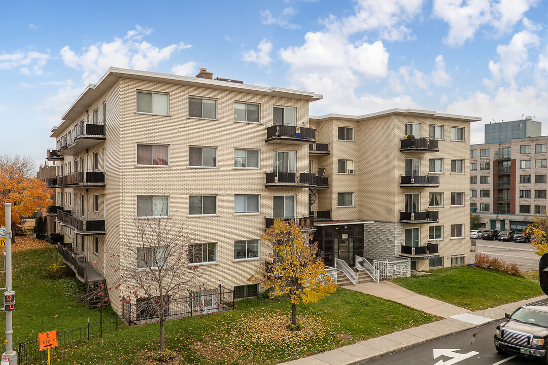 696 32E Av in Montréal, QC - Building Photo