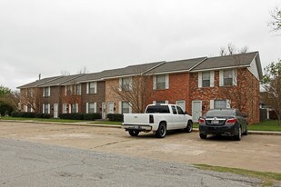 Townhouse Apartments in Marlow, OK - Building Photo