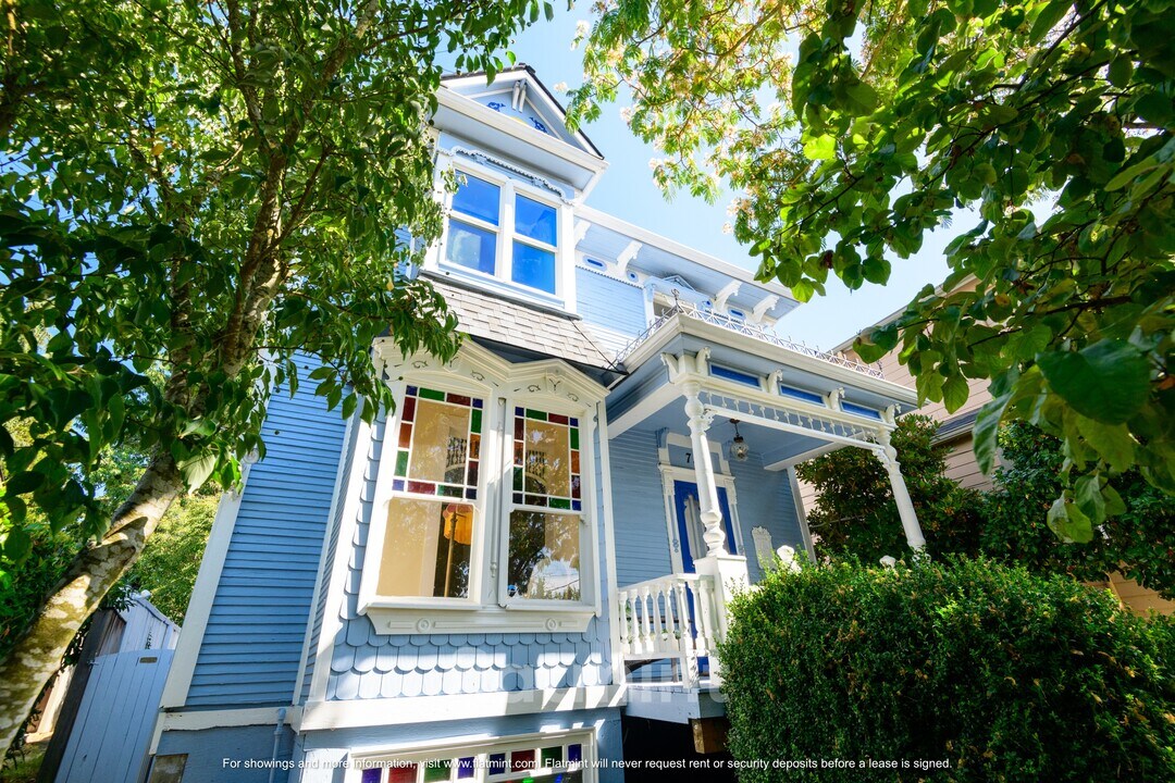 750 N 75th St in Seattle, WA - Building Photo